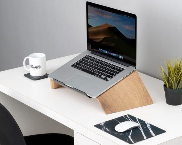 oakywood-laptop-stand-hout-eikenhout-hoesie