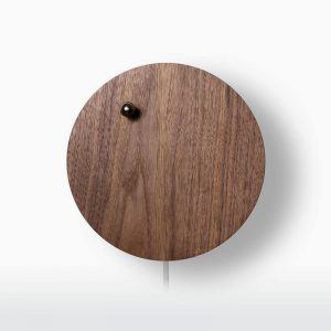 flyte-houten-design-klok-met-zwevende-kogelwijzer-STORY-walnoot-hoesie