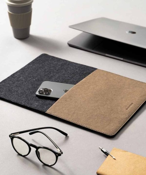 Oakywood Felt & Washpapa MacBook Sleeve – Antraciet - Hoesie.nl