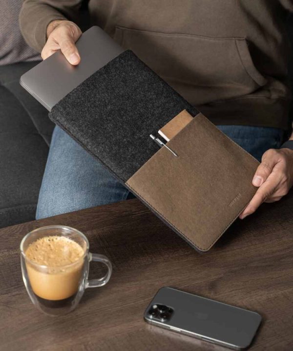 Oakywood Felt & Washpapa MacBook Sleeve – Antraciet - Hoesie.nl