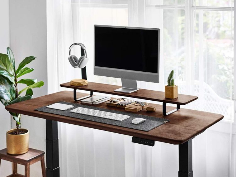 Oakywood-zit-sta-bureau-walnoot-hout-massief-standing - desk-walnut-hoesie.nl
